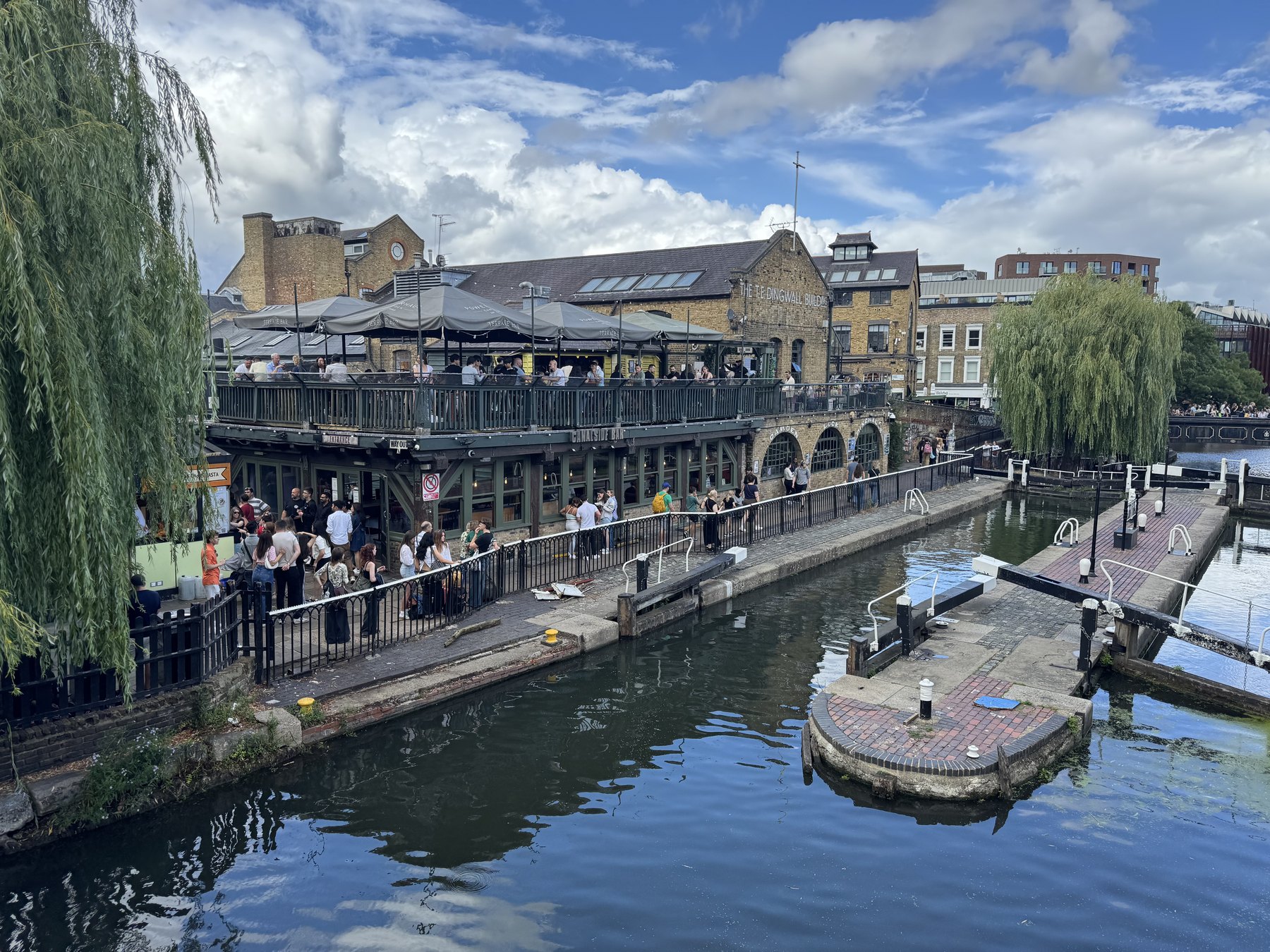 Camden Lock am Wasser mit Backsteingebäuden und lebendigem Treiben