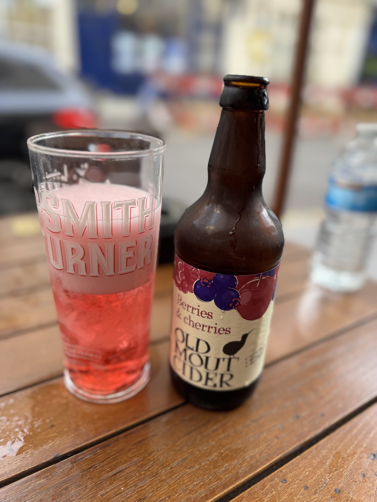 Ein roter Beeren-Cider als humorvolle Pause auf Daves Englandreise