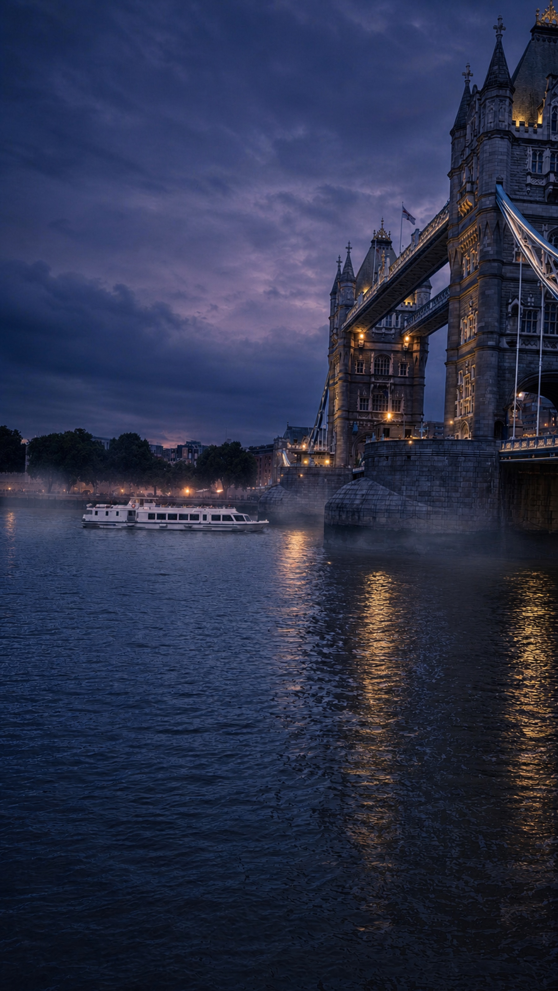 Tower Bridge in geheimnisvoller blauer Abendstimmung mit goldenem Licht
