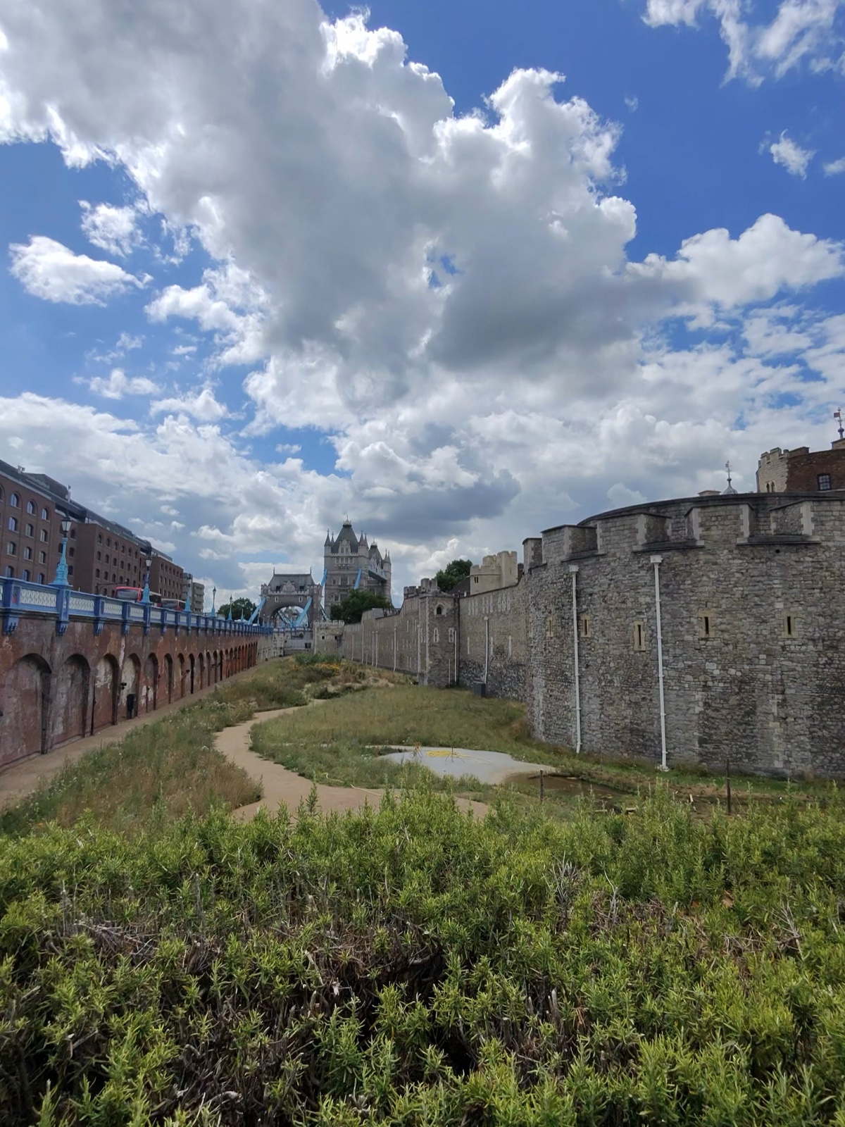 Daves persönliche Tagesaufnahme der Tower-Mauern mit Tower Bridge im Hintergrund